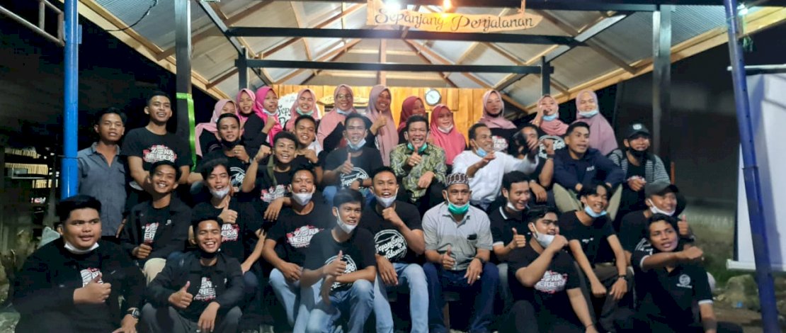 Azhar Arsyad saat meresmikan Taman Baca Sepanjang Perjalanan di Pinrang.