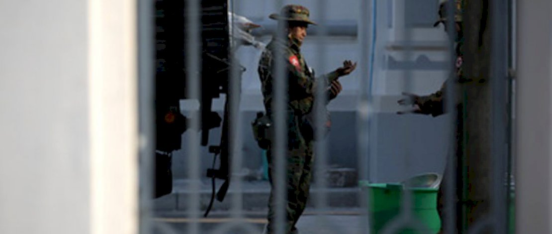 Tentara Myanmar terlihat di dalam Balai Kota di Yangon. (Reuters)