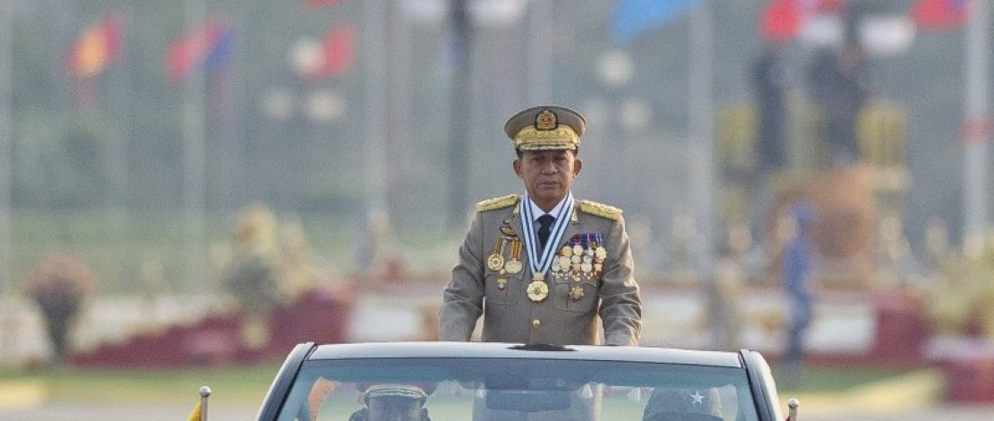 Jenderal Senior Min Aung Hlaing di ibu kota Myanmar Naypyidaw pada 27 Maret 2016. (Ye Aung Thu — AFP / Getty Images)