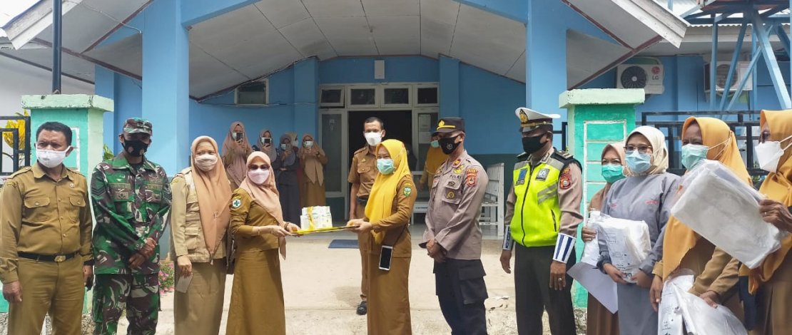 Penyerahan vaksin ke Puskesmas di Luwu.