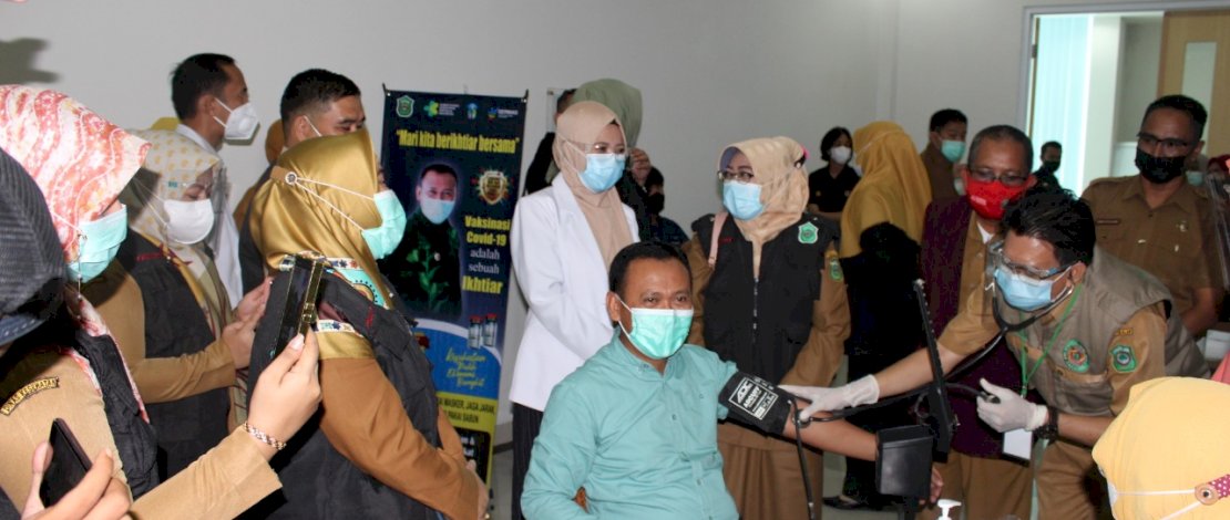 Perdana, Pejabat Publik dan Tenaga Kesehatan di Takalar jalani Vaksinasi