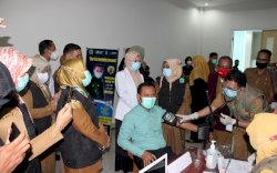 Perdana, Pejabat Publik dan Tenaga Kesehatan di Takalar jalani Vaksinasi