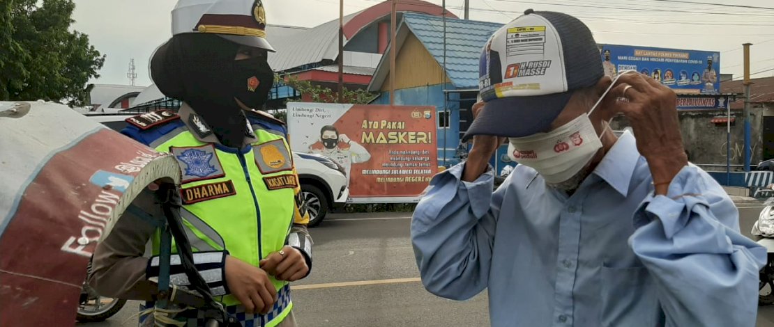 Satlantas Polres Pinrang membagikan masker.