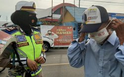 Cegah Penyebaran Covid-19, Kasat Lantas Polres Pinrang Bagi-bagi Masker