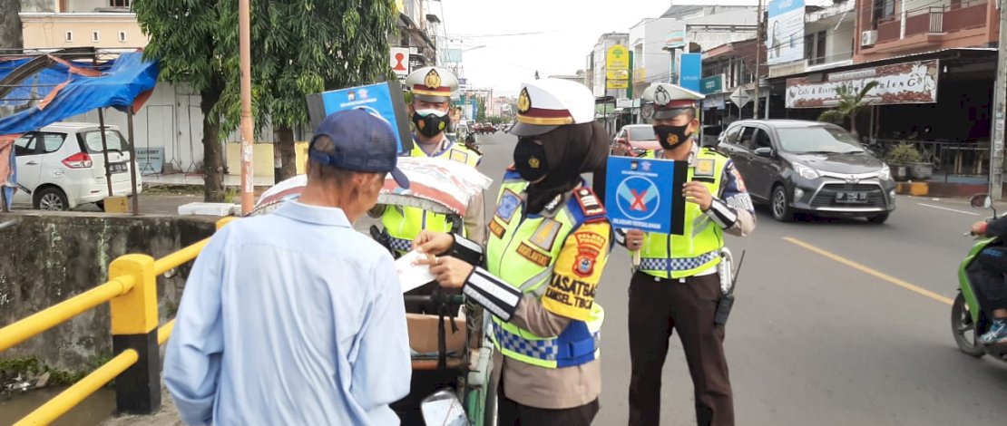 Satlantas Polres Pinrang membagikan masker.