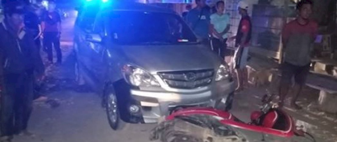 Detik-detik penikaman di Polman, mobil ditabrak sepeda motor, pelaku saat diamankan, dan korban sempat diberi sarung oleh warga saat masih hidup.