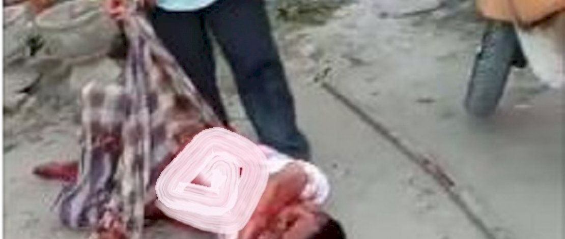 Detik-detik penikaman di Polman, mobil ditabrak sepeda motor, pelaku saat diamankan, dan korban sempat diberi sarung oleh warga saat masih hidup.