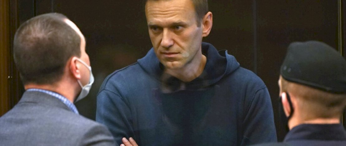 Alexei Navalny berbicara pada pengacaranya. (AP)