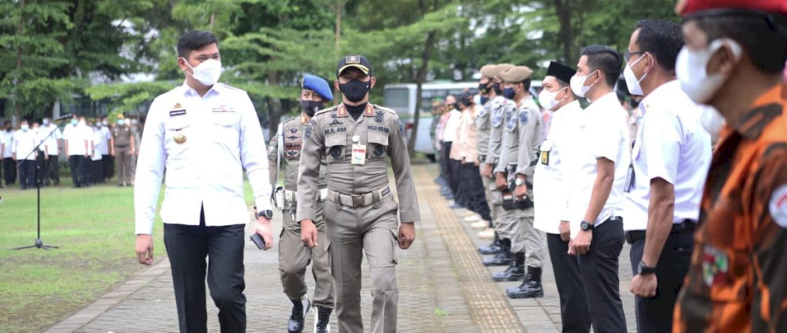 Adnan Purichta Ichsan memimpin apel penegakan perda protokol kesehatan.