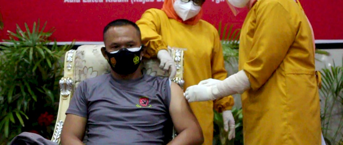 Danyon C Pelopor Satbrimobda Polda Sulsel, Kompol Nur Ichsan saat diperiksa tensi. 