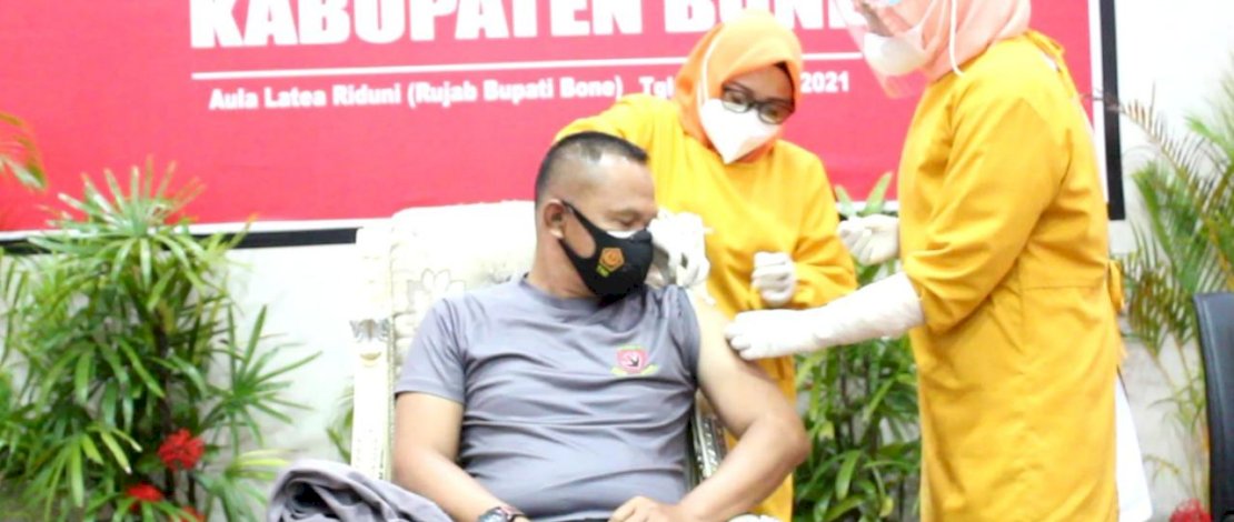 Danyon C Pelopor Satbrimobda Polda Sulsel, Kompol Nur Ichsan saat diperiksa tensi. 