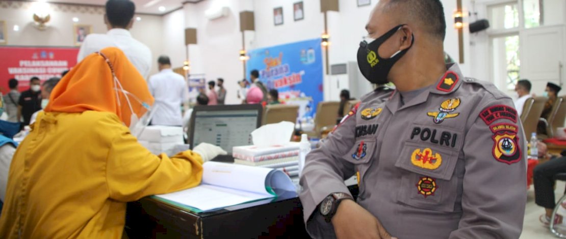 Danyon C Pelopor Satbrimobda Polda Sulsel, Kompol Nur Ichsan saat diperiksa tensi. 