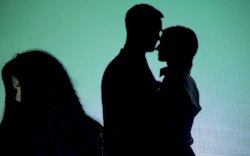 Wanita Ini Kebingungan Lebih Nyaman dengan Kakak Ipar Ketimbang Suami