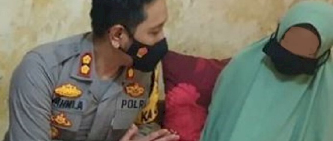 Kapolres Banjarnegara, AKBP Fahmi saat mengunjungi nenek RN. (Foto: Kompas)