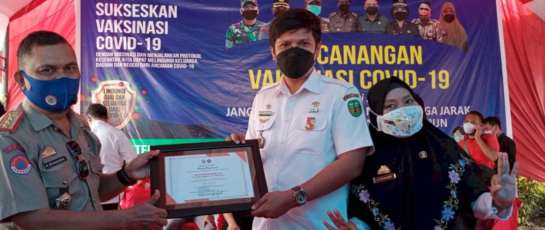 Sekretaris BKPSDM Ahkam Basmin, Pejabat Pemkab Luwu Pertama Divaksin Covid-19 Sekretaris BKPSDM Ahkam Basmin, Pejabat Pemkab Luwu Pertama Divaksin Covid-19