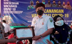 Sekretaris BKPSDM Ahkam Basmin, Pejabat Pemkab Luwu Pertama Divaksin Covid-19
