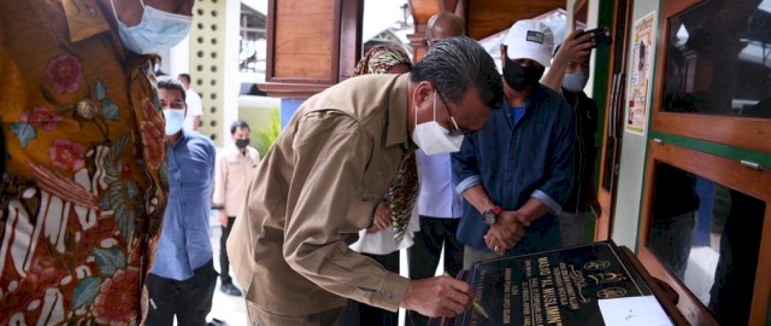 Gubernur Sulsel Resmikan Masjid Al Muslimin di Pusat Pembuatan Kapal Pinisi Gubernur Sulsel Resmikan Masjid Al Muslimin di Pusat Pembuatan Kapal Pinisi