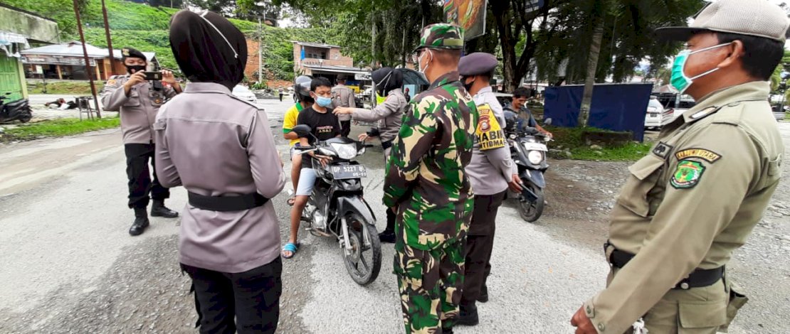 Tidak Pakai Masker Saat Beraktivitas Diwilayah Lutra, Siap-siap Kena Tegur Petugas