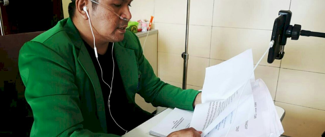 Dokter Yudi saat ujian tesis di ruang perawatan PCC RSUP Wahidin Sudirohuaodo Makassar, Kamis, 4 Februari 2021.