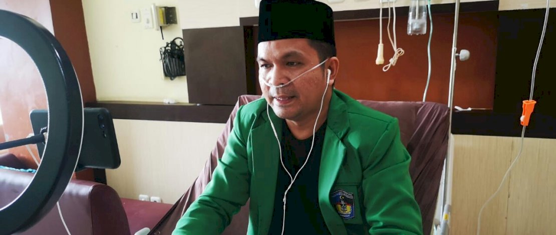 Dokter Yudi saat ujian tesis di ruang perawatan PCC RSUP Wahidin Sudirohuaodo Makassar, Kamis, 4 Februari 2021.