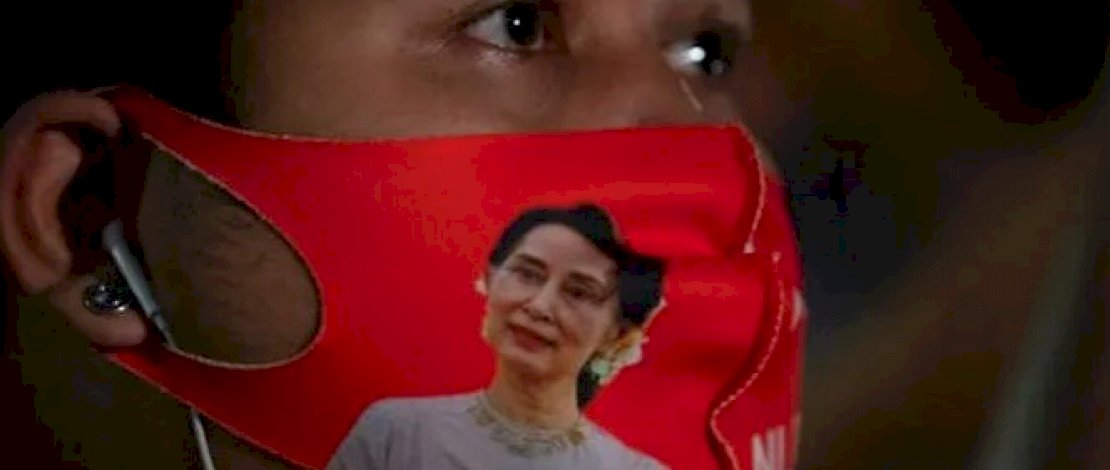 Seorang warga negara Myanmar yang tinggal di Thailand mengenakan masker wajah dengan gambar Aung San Suu Kyi selama protes di depan Kedutaan Besar Myanmar di Bangkok, Thailand, pada 4 Februari 2021. (Foto: AP / Sakchai Lalit)