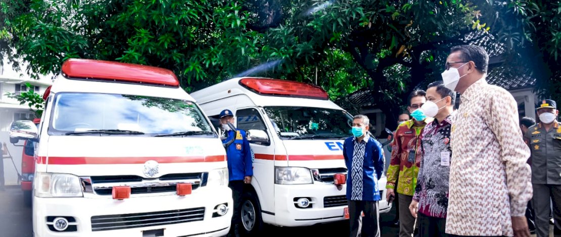 HIBAH JEPANG. Gubernur Sulsel, Prof HM Nurdin Abdullah, menerima hibah 13 unit ambulans dan Damkar dari Ehime Jepang, yang diserahkan langsung perwakilan Menteri Dalam Negeri (Mendagri), di Gedung Karaeng Gubernuran, Jumat 5 Februari 2021. 