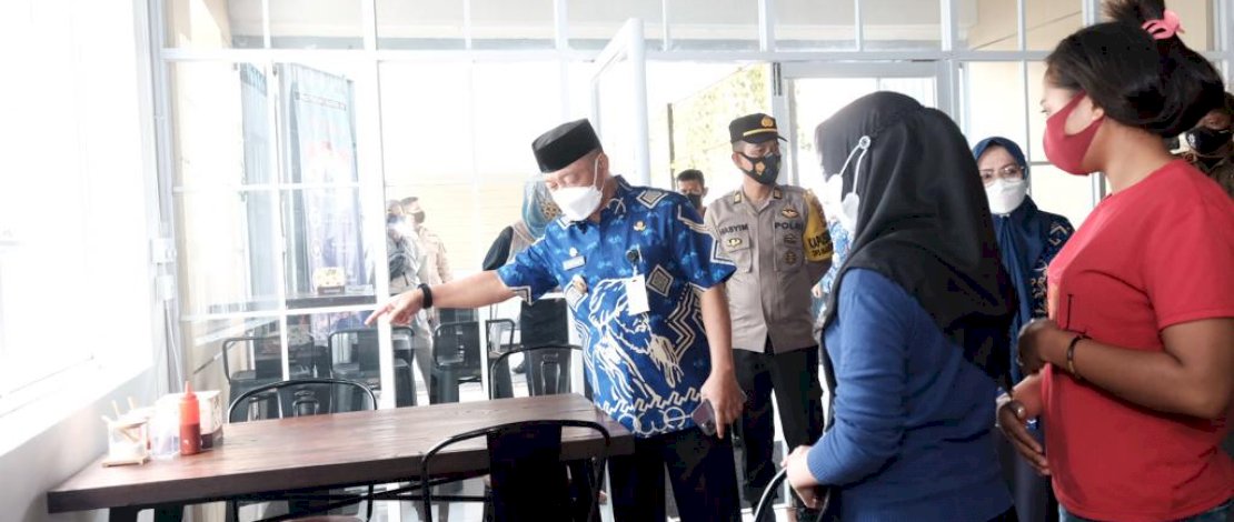 Wakil Bupati Gowa, H Abd Rauf Malaganni saat meninjau beberapa rumah makan dan tempat umum.