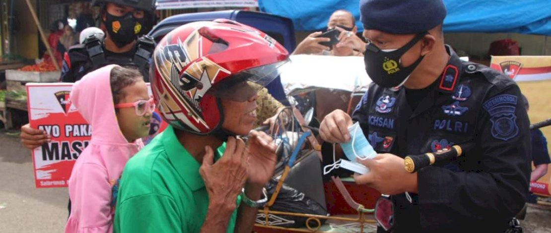 Komandan Batalyon Danyon C Pelopor Satbrimob Polda Sulsel Kompol Nur Ichsan,S.Sos memberikan masker kepengguna jalan.