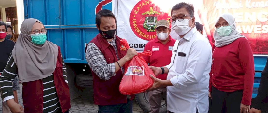 Penyerahan bantuan dari IKA Unhas Gorontalo untuk korban gempa Sulbar.