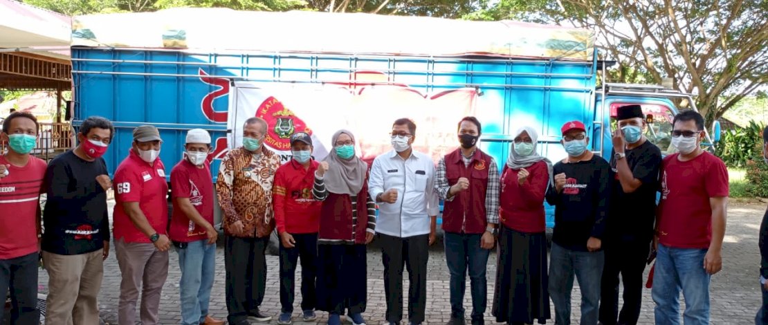 Penyerahan bantuan dari IKA Unhas Gorontalo untuk korban gempa Sulbar.