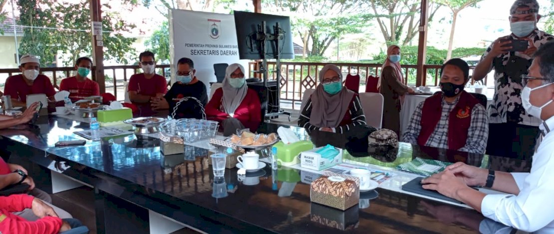 Penyerahan bantuan dari IKA Unhas Gorontalo untuk korban gempa Sulbar.