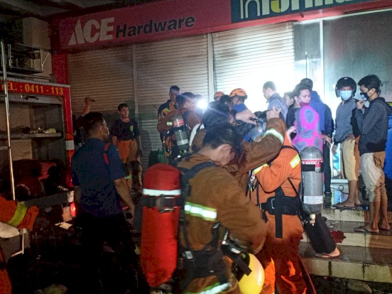 BREAKING NEWS: Mall Panakukang Terbakar, Api Sudah Menjalar Naik ke Lantai 2