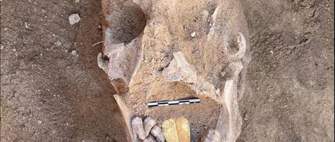 Lidah emas ditempatkan di mulut mumi selama ritual penguburan. (Kementerian Pariwisata dan Purbakala Mesir)