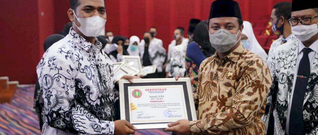 SERAHKAN PENGHARGAAN. Wagub Sulsel, Andi Sudirman Sulaiman, menyerahkan piagam penghargaan kepada para pemenang lomba pembuatan video pembelajaran tahun 2020 yang diikuti berbagai tingkatan dari Kabupaten Kota Se Sulsel, pada acara Konferensi Kerja I PGRI Sulsel, Sabtu, 6 Februari 2021.