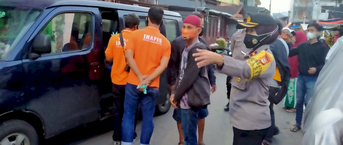 Inafis mengevakuasi nenek 60 tahun yang ditemukan meninggal di Pasar Terong.