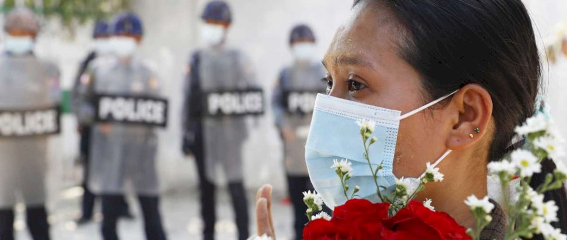 Seorang pendukung menunjukkan hormat tiga jari untuk protes.