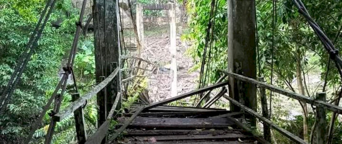Jembatan gantung yang menghubungkan dua desa di Kecamatan Lembang, Pinrang, terputus.
