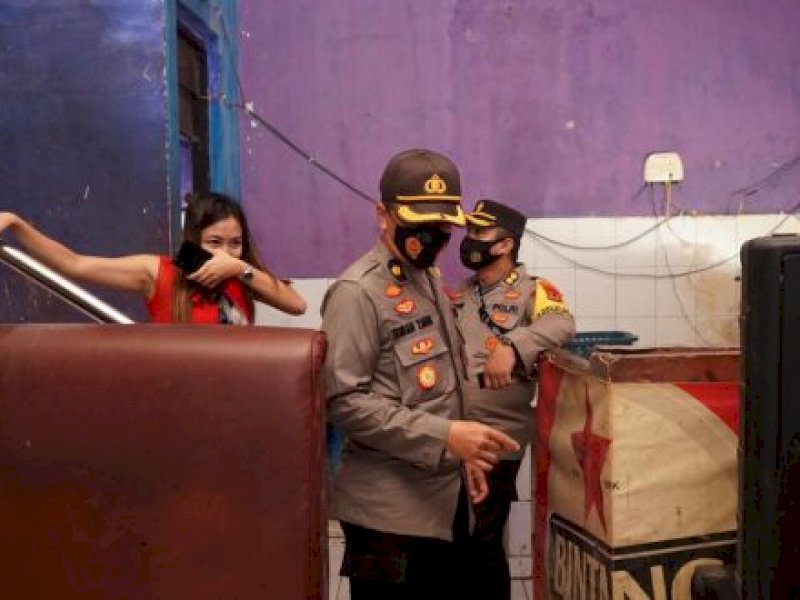  Polisi Bubarkan Pengunjung Cafe dan Warkop di Makassar