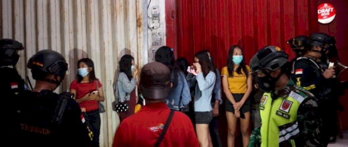 Petugas membubarkan pengunjung THM di Makassar.