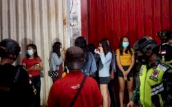 Ambaikan Protokol Kesehatan, Petugas Bubarkan Pengunjung THM di Makassar