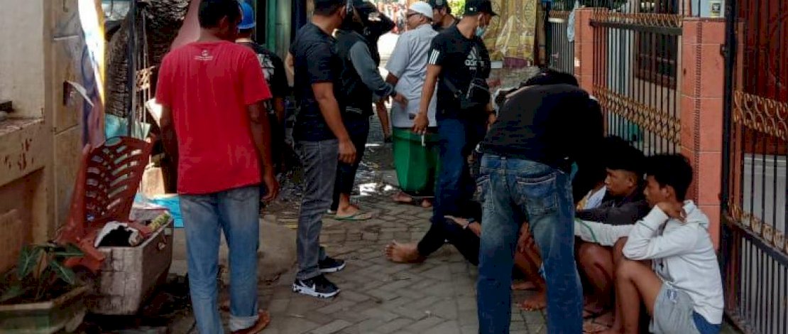 Korban pembusuran disemayamakan di RS Grestelina, dan para terduga pelaku saat ditangkap di Jl Sultan Alauddin.