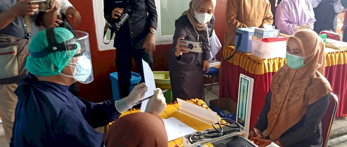 Bupati Indah Putri Indriani usai menerima vaksinasi pertama pada 1 Februari lalu.