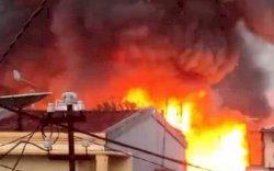 Kebakaran Dijalan Kandea Makassar Hanguskan 30 Rumah, Petugas Pemadam Kesulitan Untuk Akses Masuk