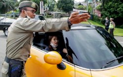 Ayu Ting Ting Tak Dengar Jelas, Anggota Satpol PP Itu Turunkan Masker, Dia Dihukum Push Up 50 Kali