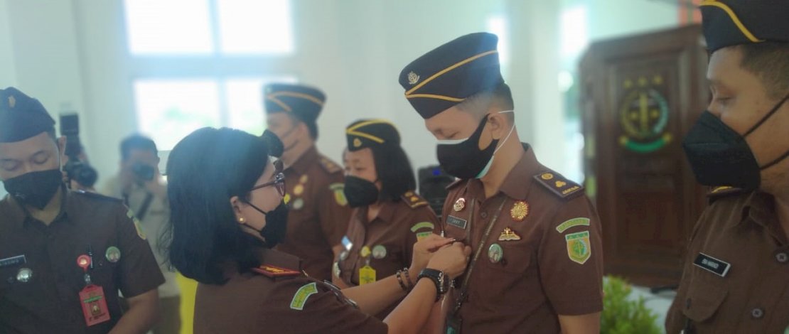 Kajari Luwu, Erni Veronika Maramba, memasangkan lencana ke anggotanya.