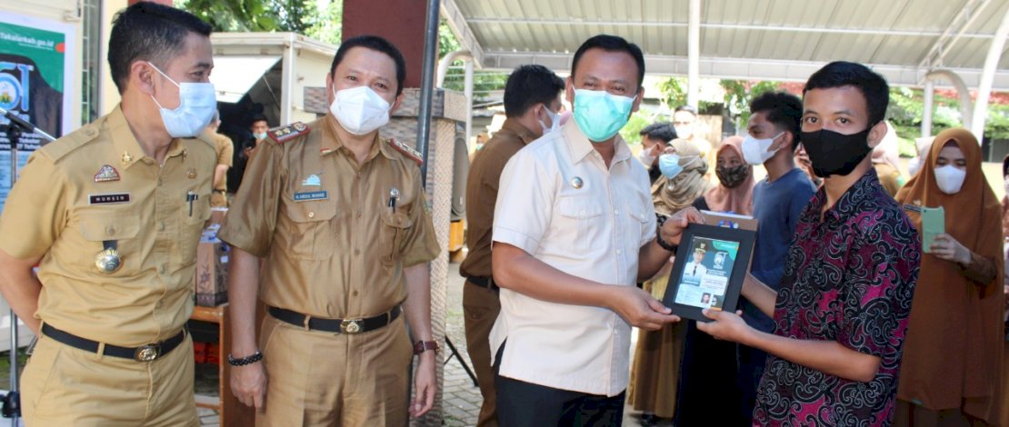 BupatI Takalar, H Syamsari saat meluncurkan Hampa Tanpa Kamu di halaman Kantor Disdukcapil Takalar, Senin, 8 Februari 2021.