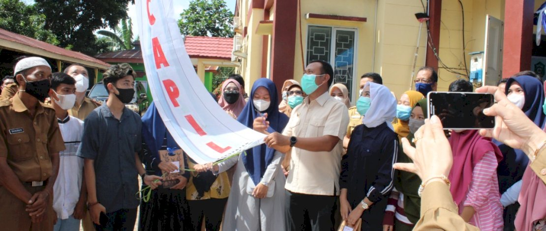 BupatI Takalar, H Syamsari saat meluncurkan Hampa Tanpa Kamu di halaman Kantor Disdukcapil Takalar, Senin, 8 Februari 2021.