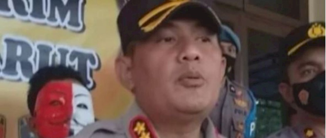 Deni Hamdani (pakai topeng) dihadirkan dalam konferensi pers di Mapolres Garut.