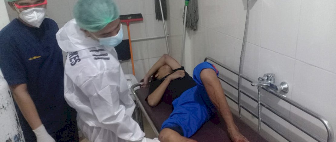 Karel Tapianus mendapatkan perawatan pada kaki, usai tertembus timah panas saat mencoba kabur.