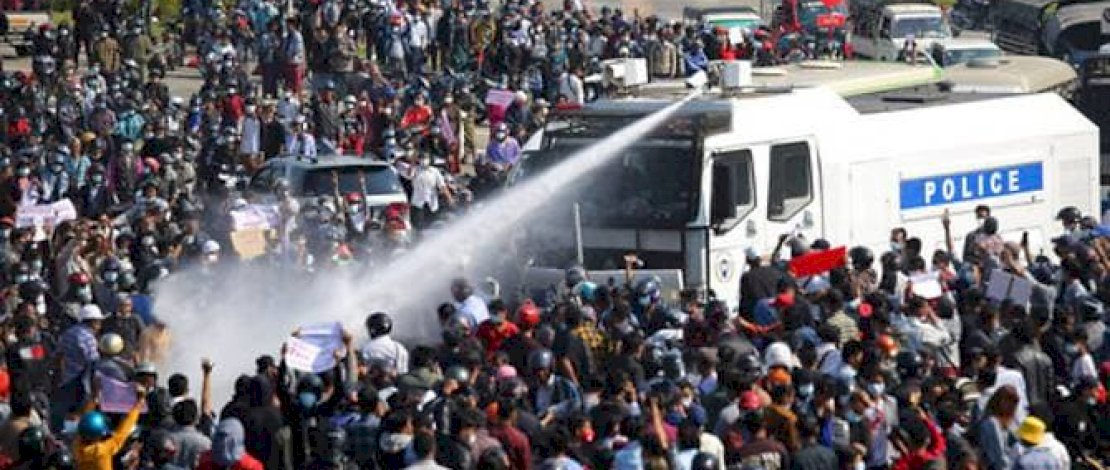 Sebuah truk polisi menyemprotkan air ke kerumunan pengunjuk rasa di Naypyidaw, Myanmar pada 8 Februari 2021. (Foto: AP)